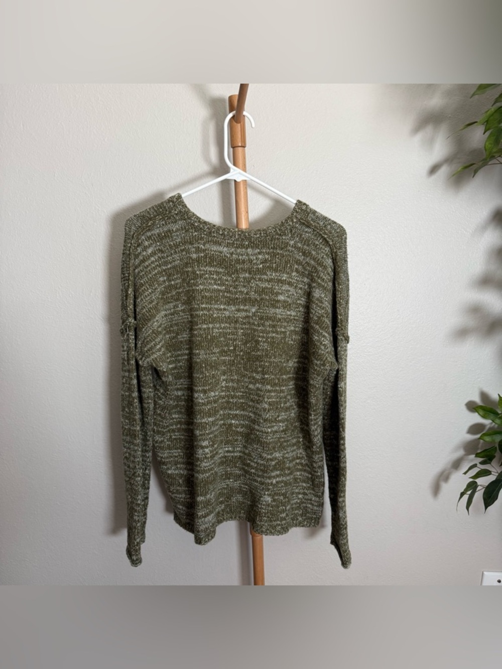 BDG Olive Green Relaxed Fit Light Sweater Women’s Size Small - Picture 6 of 8